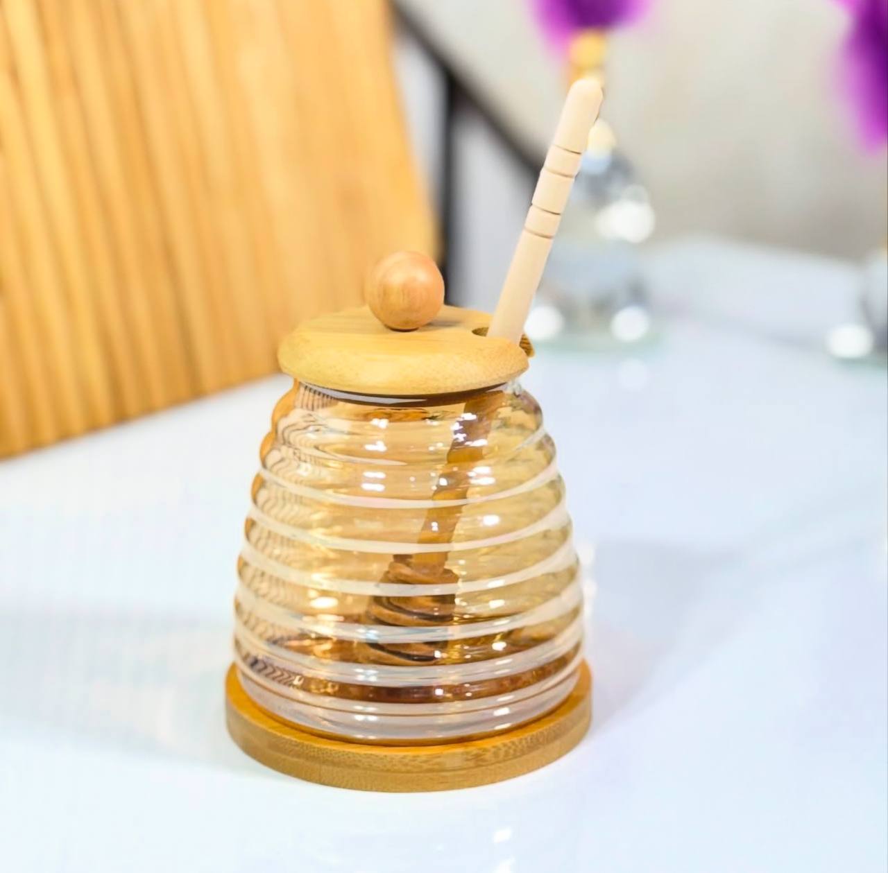 pot de miel avec cuillère en bois