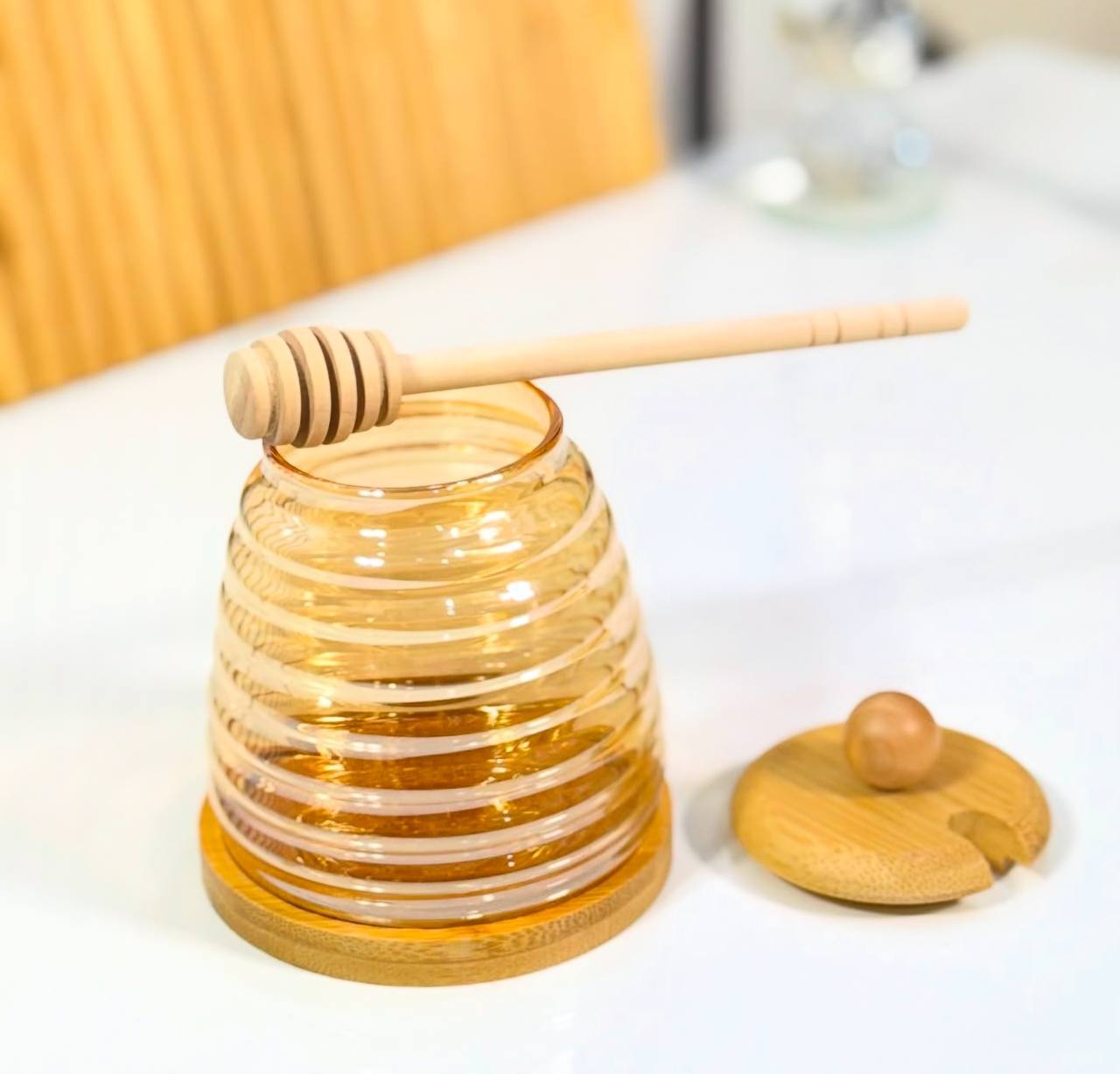 pot de miel avec cuillère en bois