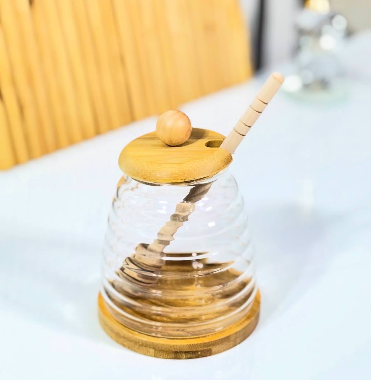 pot de miel avec cuillère en bois