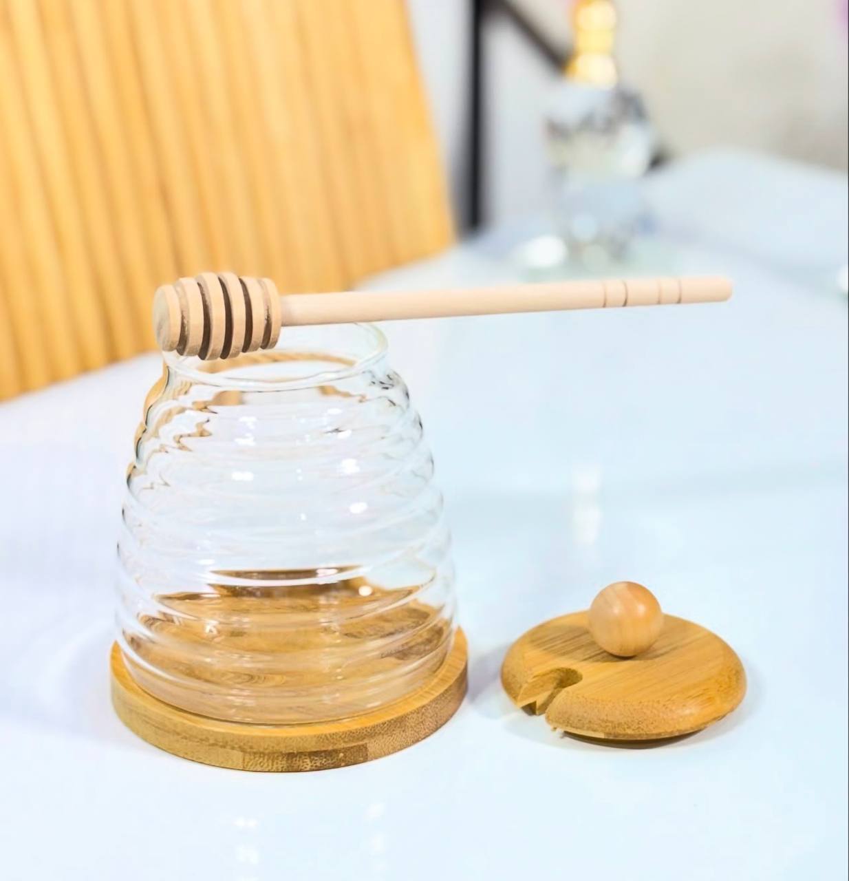 pot de miel avec cuillère en bois